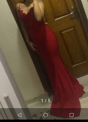 Kırmızı gece elbisesi