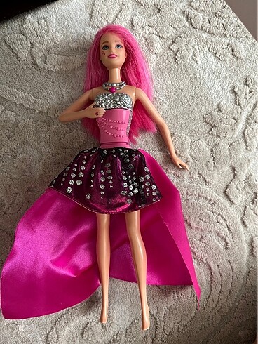 Barbie bebek şarkı söylüyor