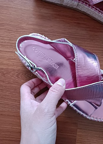 Pembe Parlak Dolgu Topuklu Kadın Sandalet