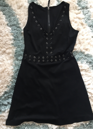 Siyah zımbalı elbise