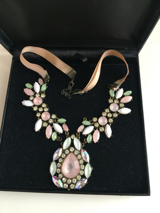 Pembe taşlı kolye