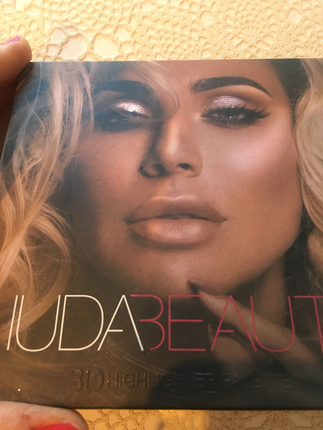 Huda Beauty Almanyadaki Sephora mağazasından alınmıştır.