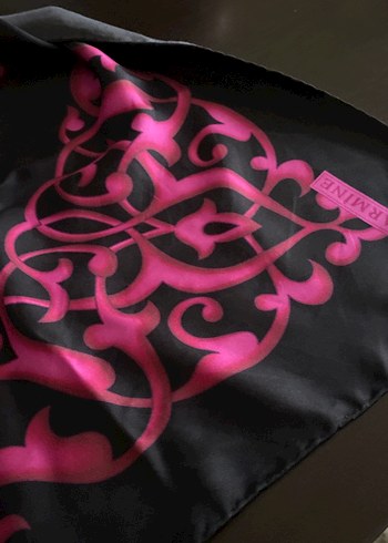 Pembe Siyah Gotik Kadın İpek eşarp 89/89 cm sıklemen renk mat - Görsel 4