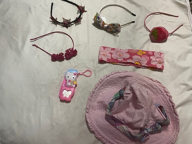 Şapka, taçlar, atkı, askılar. Hepsinin toplu fiyatıdır mor kemer