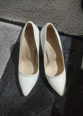 Kırık beyaz stiletto