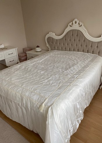 İşlemeli Beyaz Parlak Yatak Örtüsü - Görsel 2