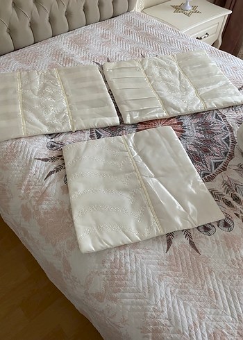 İşlemeli Beyaz Parlak Yatak Örtüsü - Görsel 4