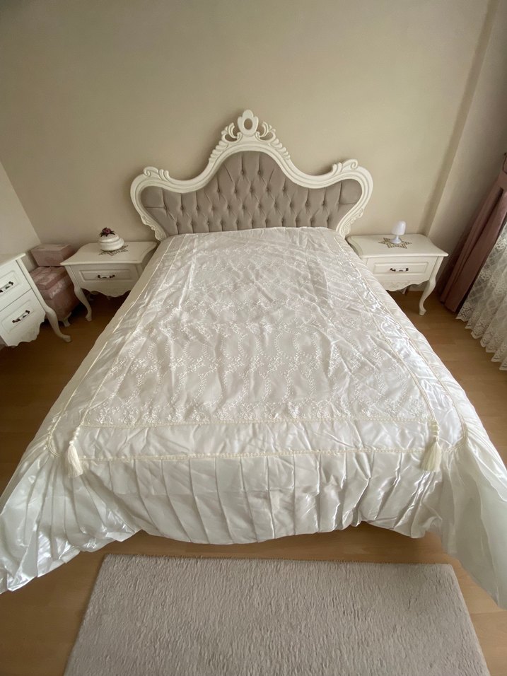 İşlemeli Beyaz Parlak Yatak Örtüsü - Görsel 3