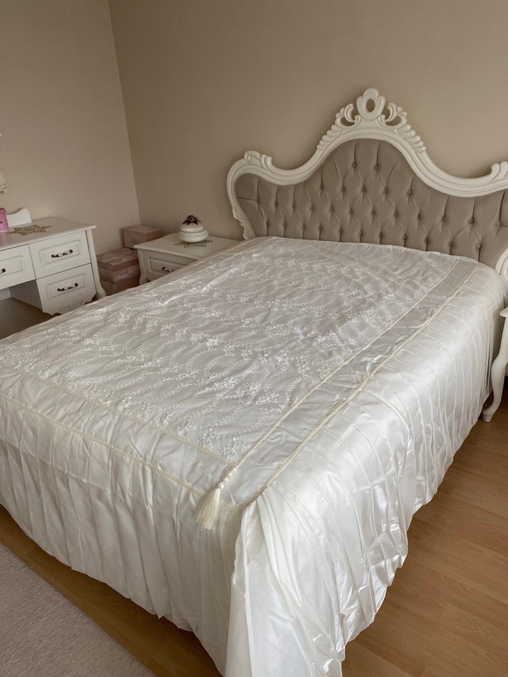 İşlemeli Beyaz Parlak Yatak Örtüsü - Görsel 2
