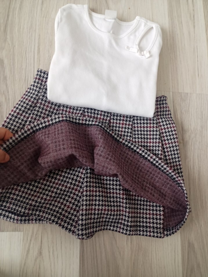 Kız Çocuk Pilili Etek ve Beyaz Kolsuz Üst - Görsel 3