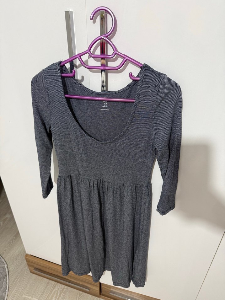 H&M 
Gri V Yaka Midi Hamile Elbisesi - Görsel 4