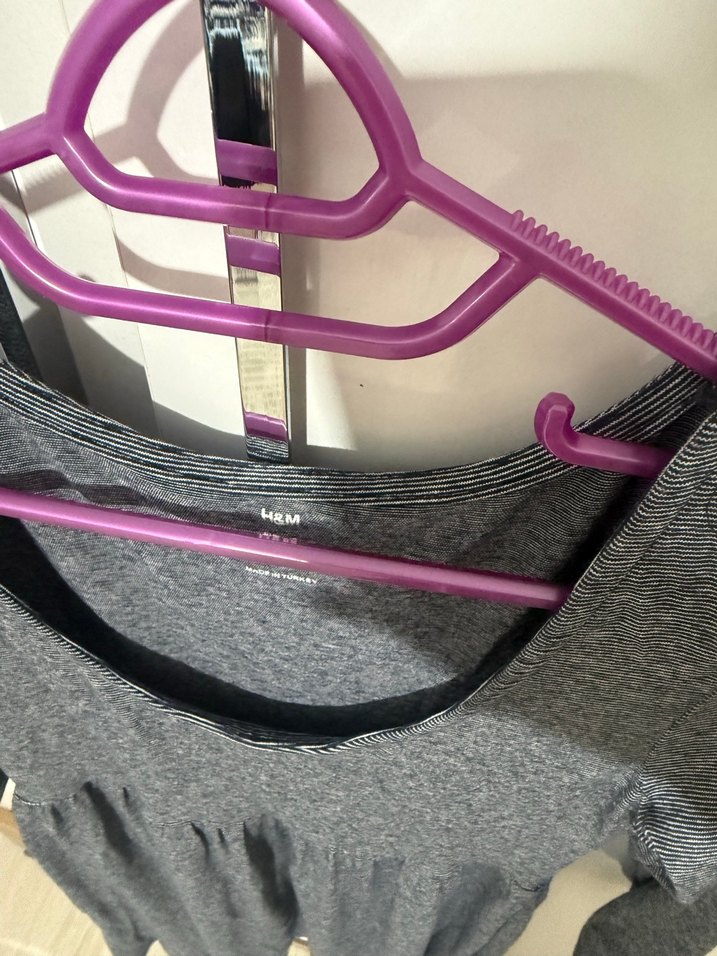 H&M 
Gri V Yaka Midi Hamile Elbisesi - Görsel 3