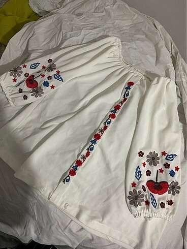 Kolları nakışlı bluz