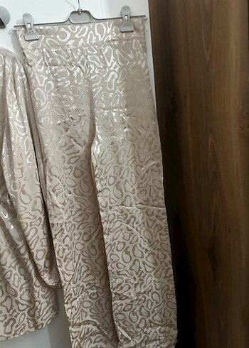 Bej Parlak Yılan Desenli Kadın Takım - Görsel 3