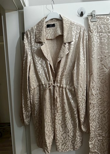 Bej Parlak Yılan Desenli Kadın Takım - Görsel 2