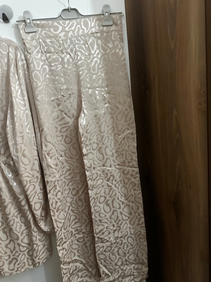 Bej Parlak Yılan Desenli Kadın Takım - Görsel 3