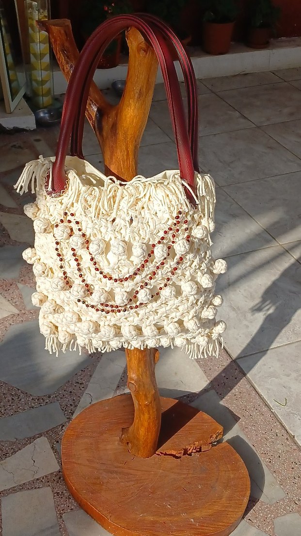 Püsküllü Beyaz Nakışlı Örgü Çanta - Görsel 2