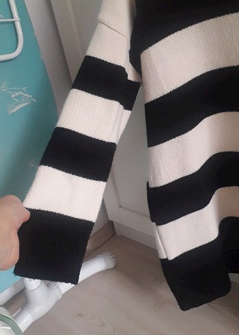 V Yaka Siyah-Beyaz Çizgili Kadın Triko - Görsel 4