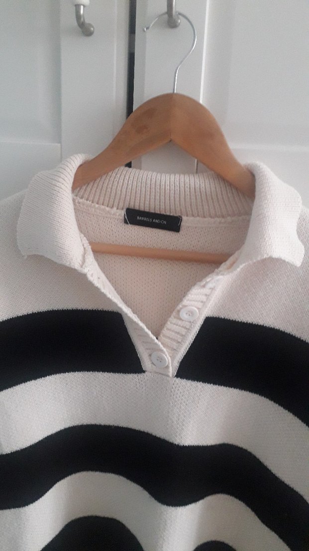 V Yaka Siyah-Beyaz Çizgili Kadın Triko - Görsel 3