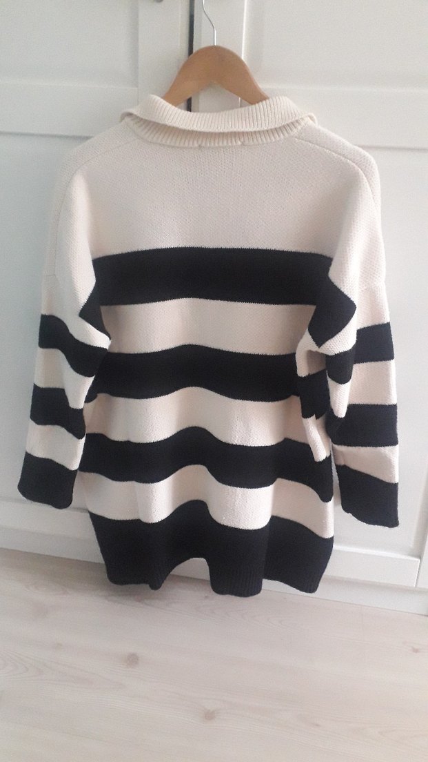 V Yaka Siyah-Beyaz Çizgili Kadın Triko - Görsel 2