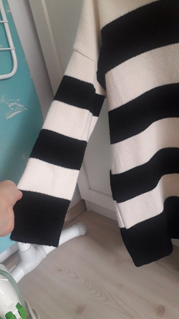 V Yaka Siyah-Beyaz Çizgili Kadın Triko - Görsel 4