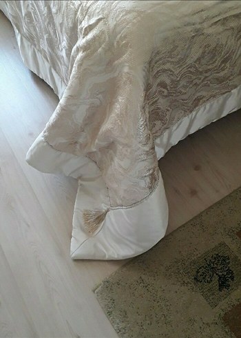 altın Desenli Beyaz Yatak Örtüsü - Görsel 3