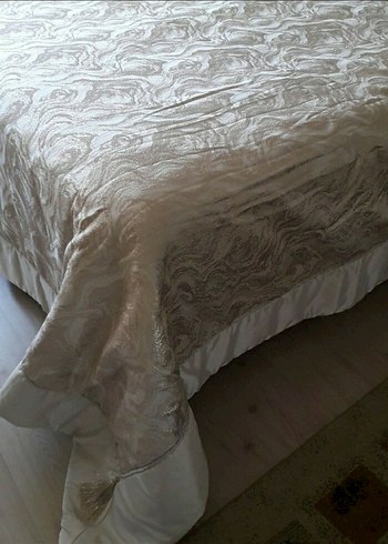 altın Desenli Beyaz Yatak Örtüsü - Görsel 2