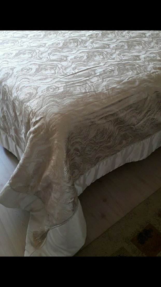 altın Desenli Beyaz Yatak Örtüsü - Görsel 2