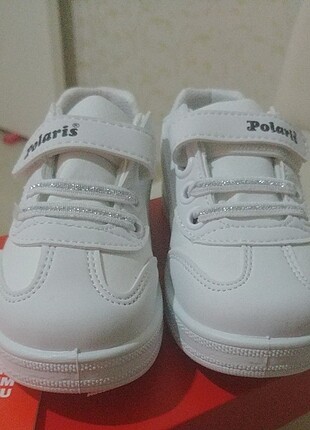 Polaris Polaris 24 numara beyaz parlak desenli çocuk ayakkabisı