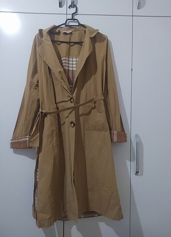 Sırtı ekose desenli camel trençkot 