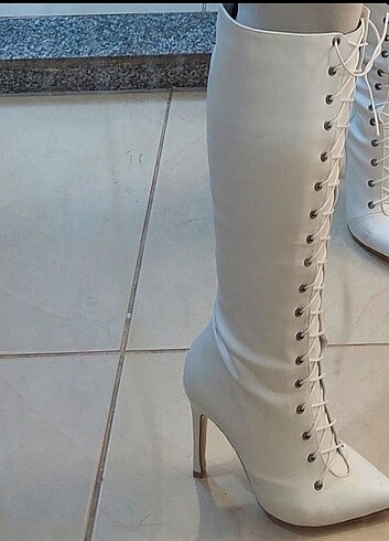Beyaz Çizme (Fox shoes) 