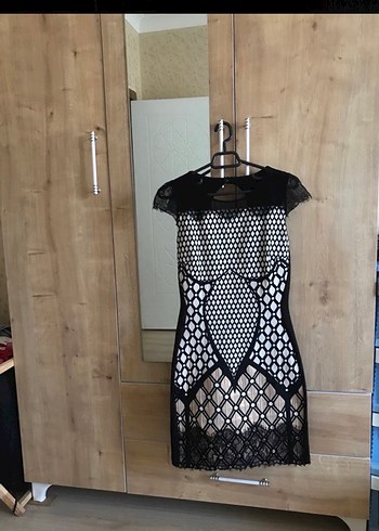 Dantel Detaylı V Yaka Midi Elbise - Görsel 2