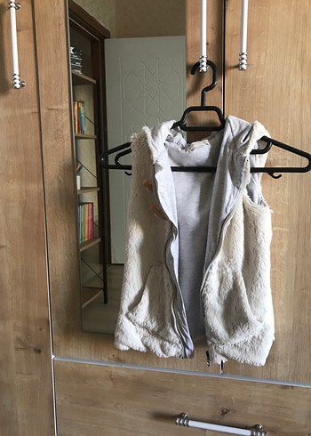 Koton Beyaz Kürklü Kolsuz ünisex Yelek - Görsel 2