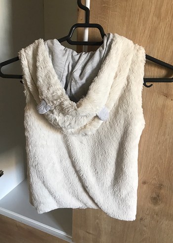 Beyaz Kürklü Kapüşonlu Kız Yeleği - Görsel 2