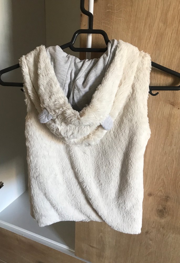 Beyaz Kürklü Kapüşonlu Kız Yeleği - Görsel 2