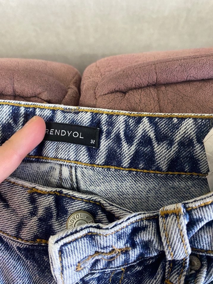 Kadın Gri Yırtık Bol Kesim Midi Denim Pantolon - Görsel 2