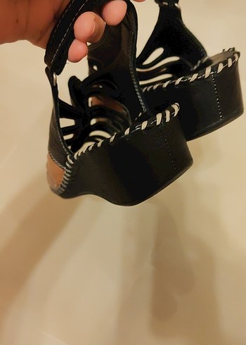 Kemerli Zebra Desenli Kadın Dolgu Topuk Sandalet - Görsel 4