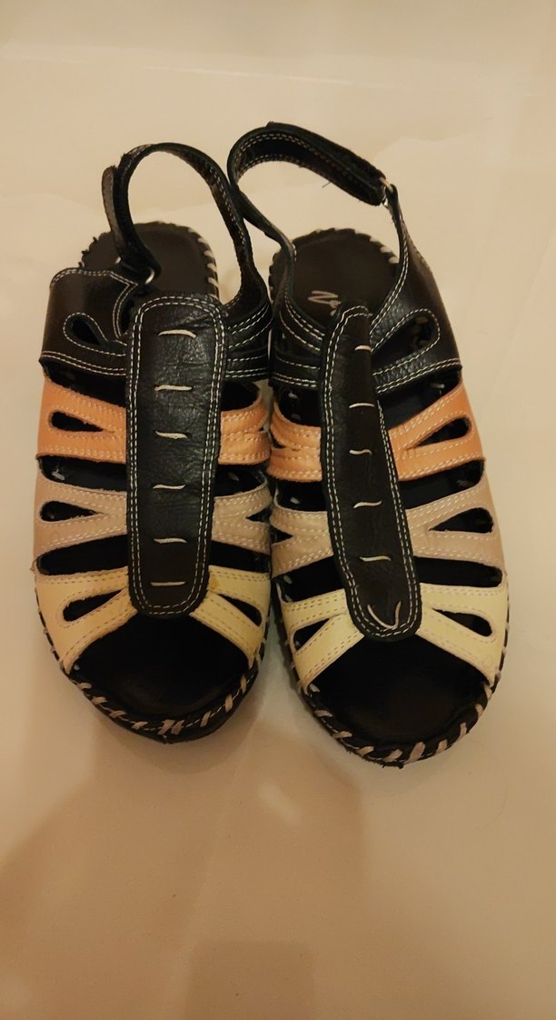 Kemerli Zebra Desenli Kadın Dolgu Topuk Sandalet - Görsel 2