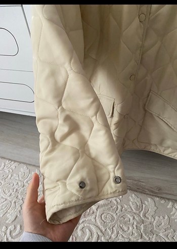 Bej Düğmeli ceket. ikinci düğmesi soyuldu ojeyle kapatılabilir - Görsel 2