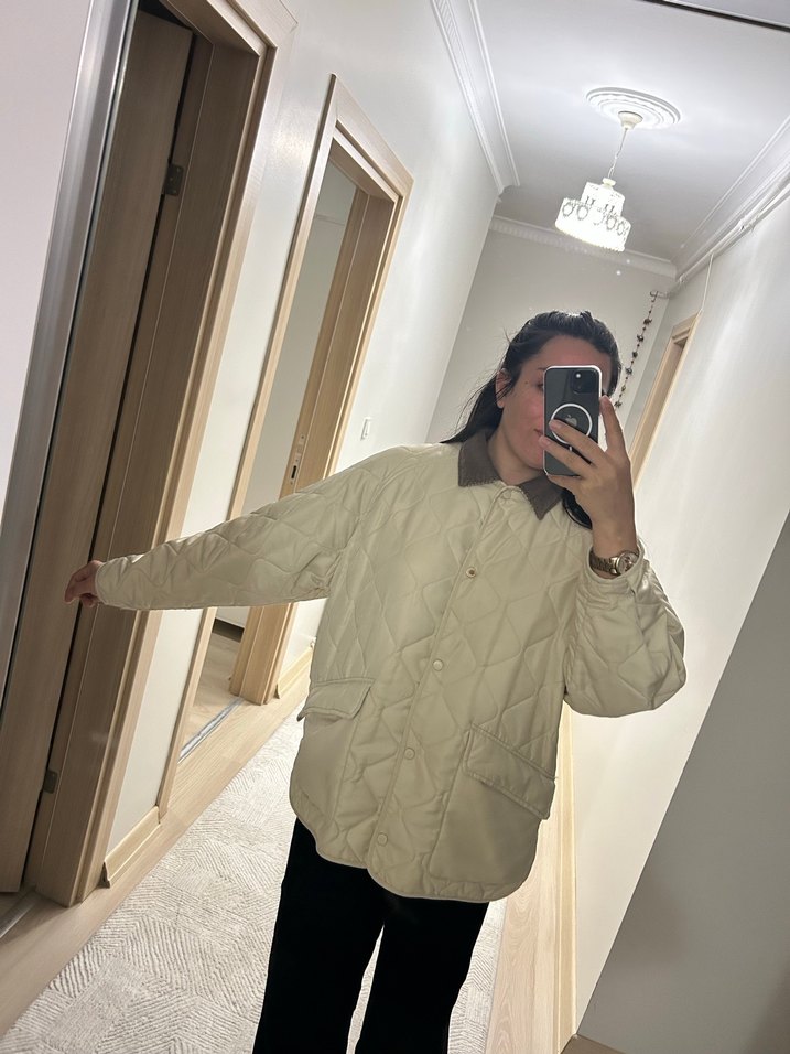 Bej Düğmeli ceket. ikinci düğmesi soyuldu ojeyle kapatılabilir - Görsel 4