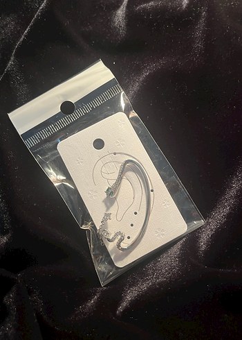 Zincir Detaylı Beyaz Yılan Desenli Uzun Küpe - Görsel 2