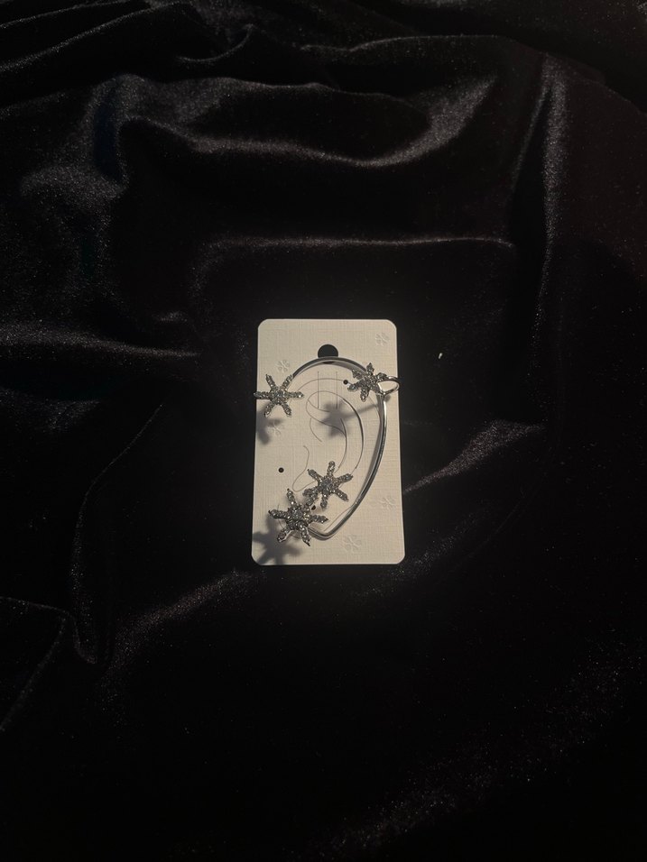 Beyaz Mini Pul Detaylı Gotik Küpe - Görsel 2