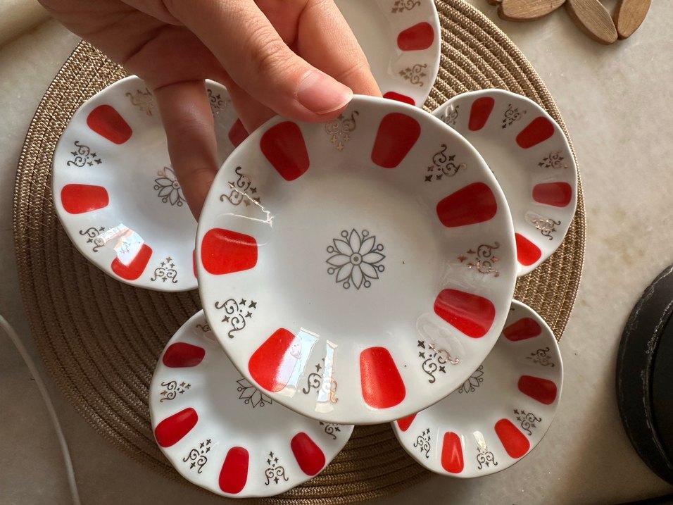 Kırmızı Desenli Renkli çay tabağı - Görsel 3