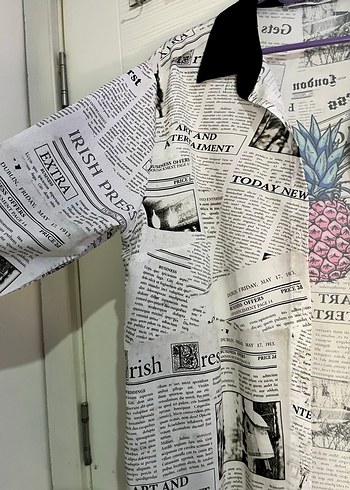 Gazete baskılı uzun kollu bol kesim gömlek - Görsel 4