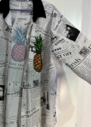 Gazete baskılı uzun kollu bol kesim gömlek - Görsel 7