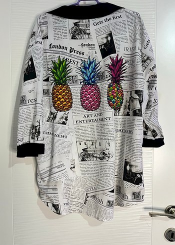 Gazete baskılı uzun kollu bol kesim gömlek - Görsel 6