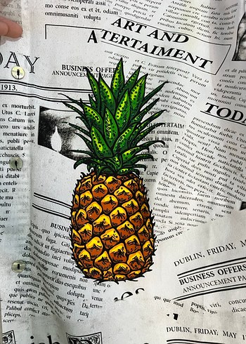 Gazete baskılı uzun kollu bol kesim gömlek - Görsel 2