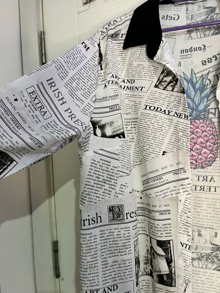 Gazete baskılı uzun kollu bol kesim gömlek - Görsel 4