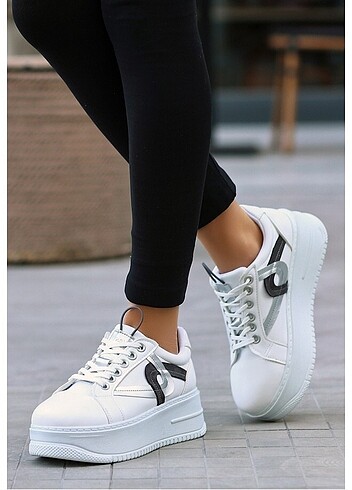 Beyaz Cilt Bağcıklı Spor Ayakkabı