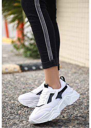 Beyaz Cilt Siyah Detaylı Bağcıklı Spor Ayakkabı